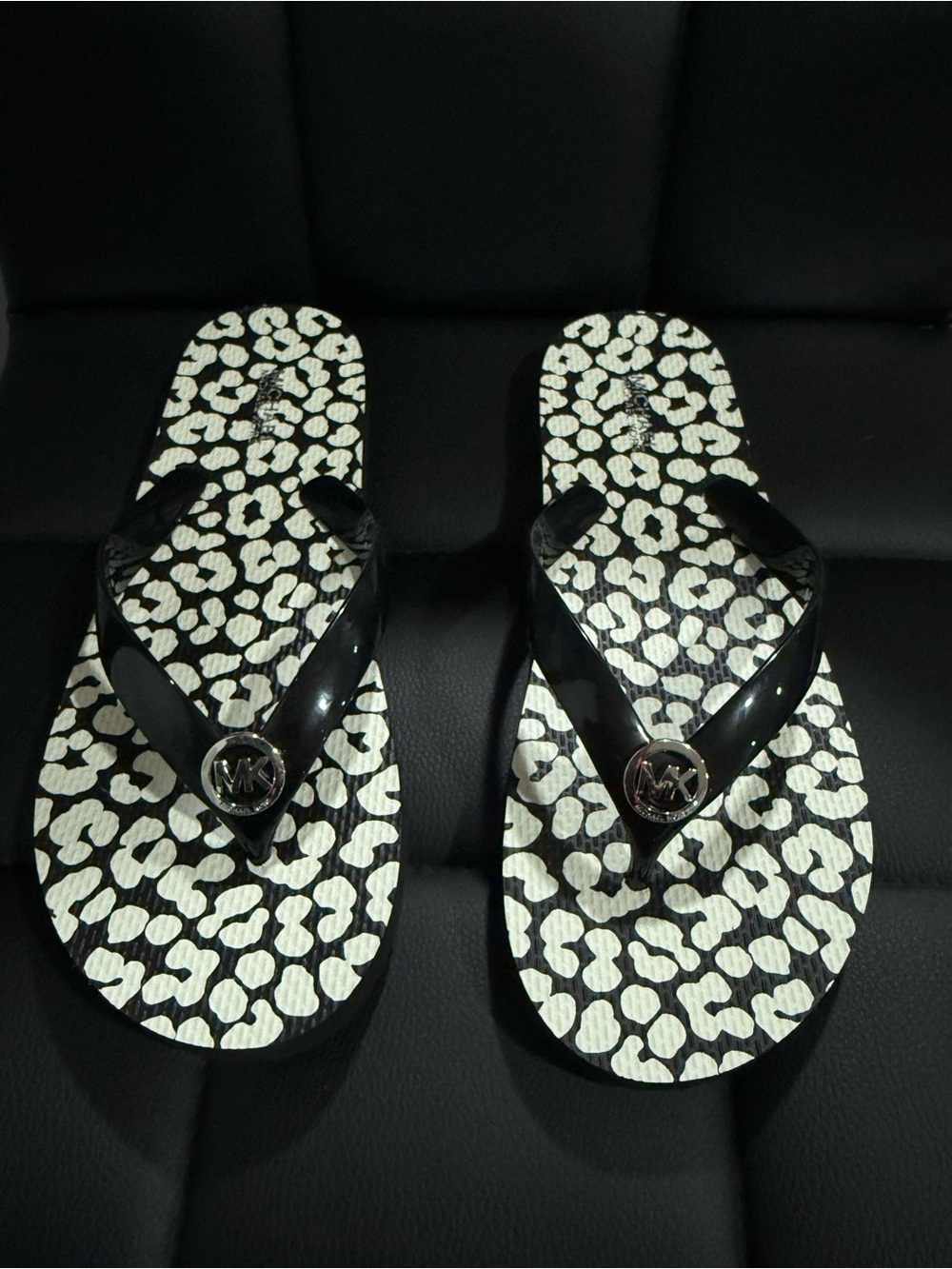 Michael Kors Black & White Leopard-Print Jelly Flip , thong Sandals sz 8